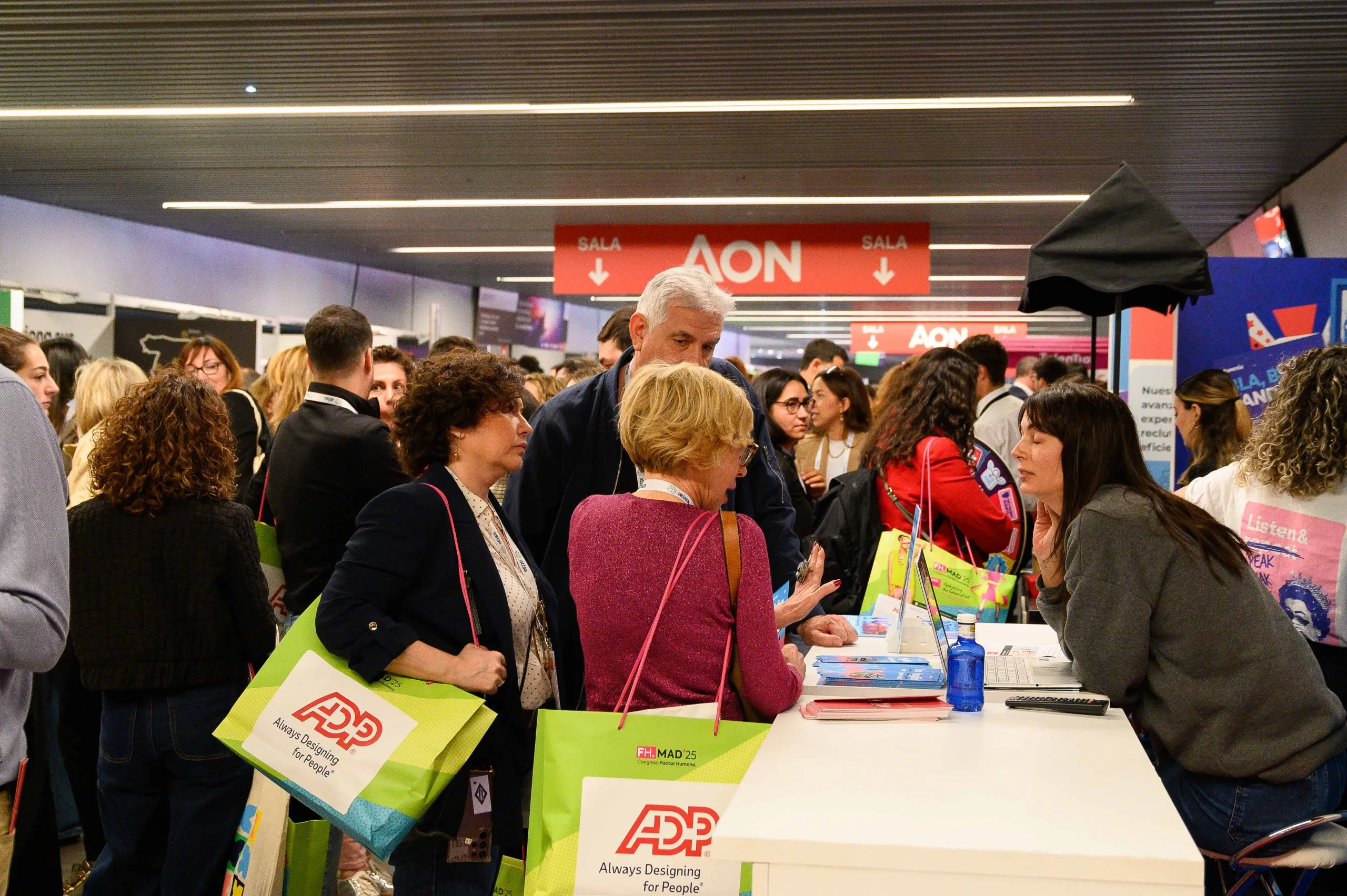 fhmadrid_zona-stands_publico_haciendo_networking
